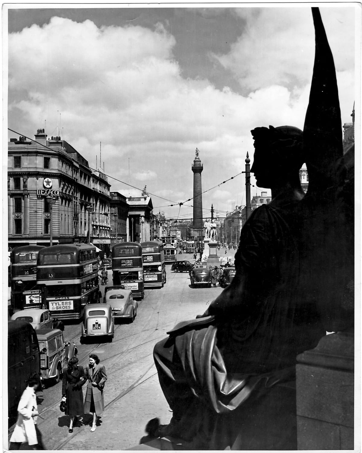 Al centro della via e molto in alto